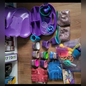 Kinetic Sand Kit with Whirlz Kit. Lots of unopened sand.